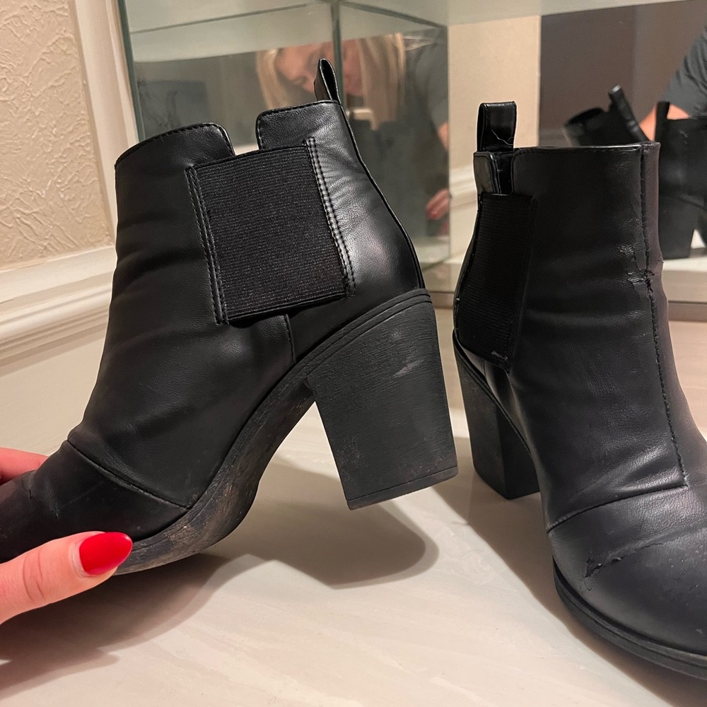 Iil black booties